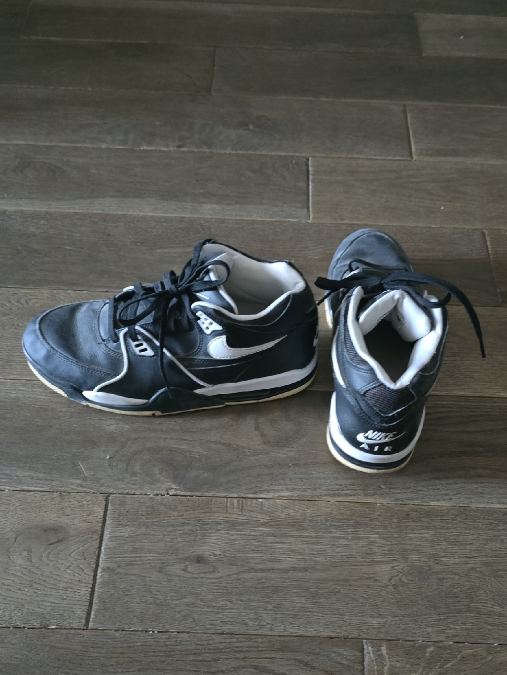 Nike Men’s Black and White Mid-Top Sneakers AIR FLIGHT 89